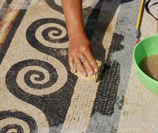 Cleaning of a mosaic
