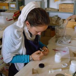 Astrid Maréchaux, restauration d'objets archéologiques